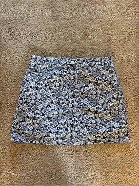 St. John's Bay navy blue floral mini skort with white and beige flowers, size 12